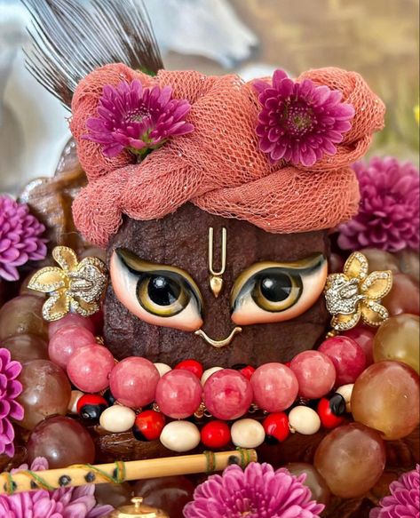 22.09.23 Laddu Gopal, Rainbow Wallpaper, Cute Krishna, Durga Puja, Krishna Art, Hindu Art, Krishna, Gift Ideas, Rainbow