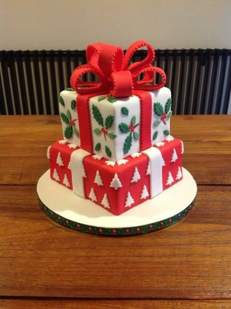 Alison Coldridge — 27 Christmas Cakes Decorated In The Most... Christmas Present Cake, Winter Torte, Present Cake, Mini Torte, Christmas Cake Designs, Christmas Cake Decorations, Xmas Cake, Winter Cake, Christmas Cupcakes