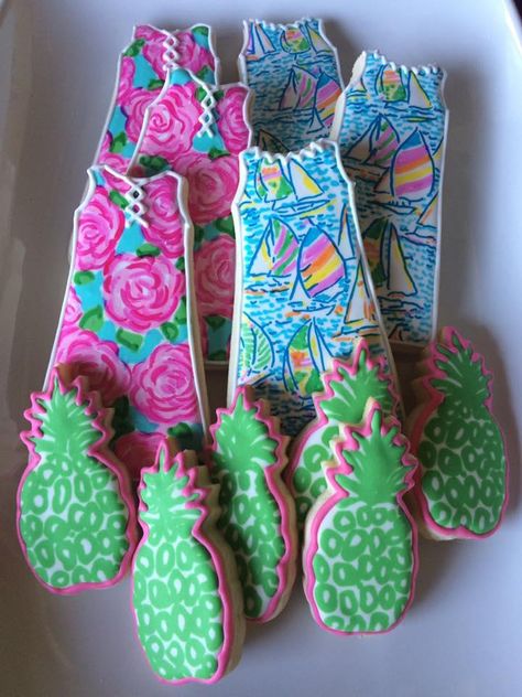 Lilly Pulitzer Cookies Lilly Pulitzer Decorated Cookies, Lilly Pulitzer Cake Ideas, Lilly Pulitzer Cookies, Preppy Cookies Decorated, Lilly Pulitzer Bridal Shower Ideas, Lilly Pulitzer Birthday Party, Lilly Pulitzer Baby Shower Ideas, Lilly Pulitzer Cake, Preppy Cookies