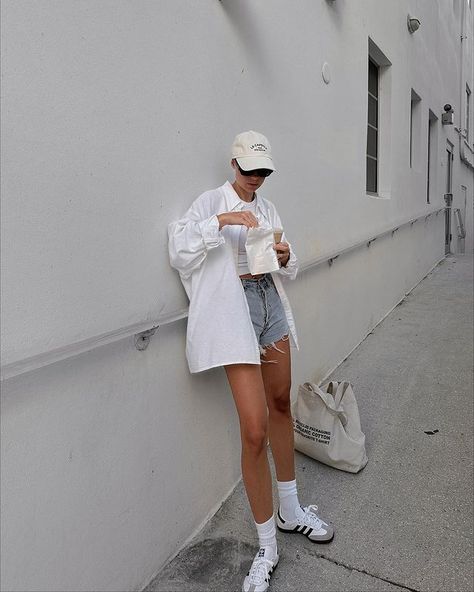 Victoria Törnegren (@victoriatornegren) • Instagram photos and videos Oversized Collared Shirt Outfits, Oversized Button Down Shirt Outfit, White Button Down Outfit, White Long Sleeve Shirt Outfit, White Blouse Outfit, Collared Shirt Outfits, Long Sleeve Shirt Outfits, Button Down Outfit, Oversized Shirt Outfit