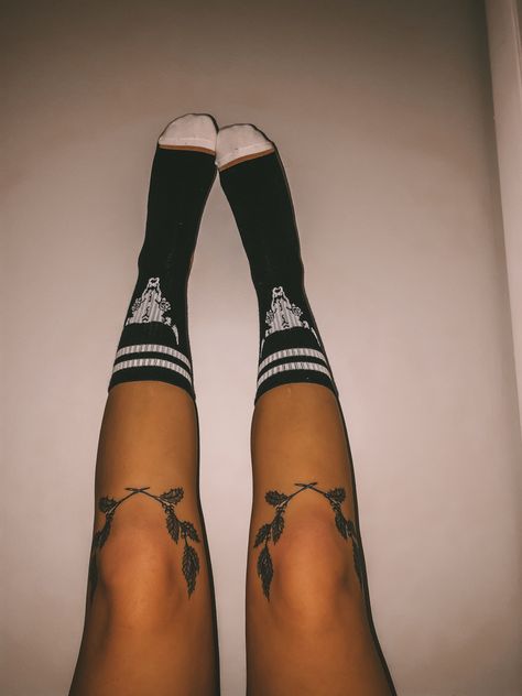 Leaves Under Knee Tattoo, Leaf Knee Tattoos Women, Fineline Knee Tattoo, Holly Leaves Tattoo, Leaves Around Knee Tattoo, Leaf Tattoo Knee, Leaves Knee Tattoo, Girly Knee Tattoo, Under The Knee Tattoos Women