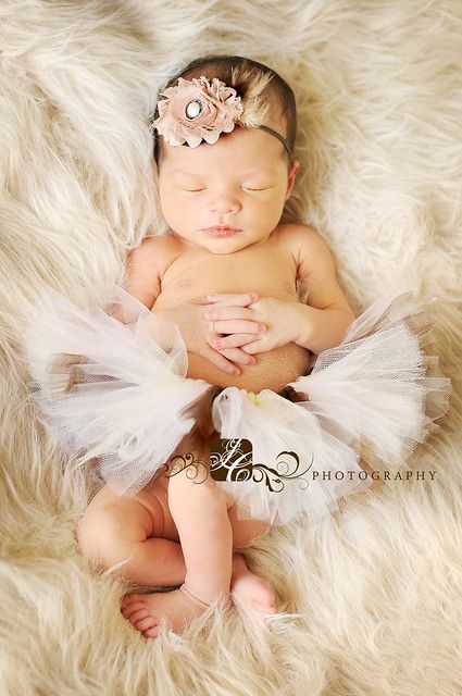 Baby Shower Gift Ideas, Baby Fotografie, Shower Gift Ideas, Newborn Photography Poses, Newborn Pics, Newborn Baby Photoshoot, Foto Baby, Newborn Shoot, Baby Pics