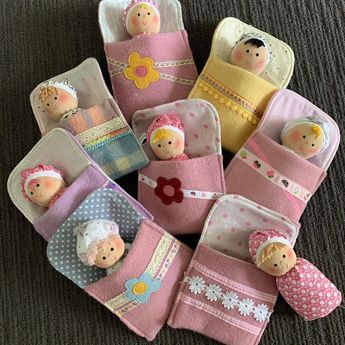 Cute Sewing Ideas, Doll Embroidery, Dolls Handmade Diy, Fabric Doll House, Sock Dolls, Small Dolls, Homemade Dolls, Cute Sewing Projects, Doll Bed