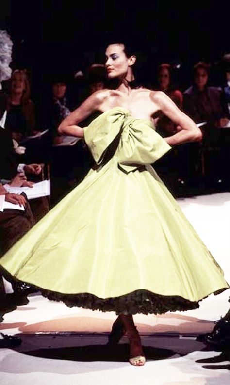 Rock N Roll Dress, Givenchy Couture, Shalom Harlow, 90s Runway, 90s Runway Fashion, Runway Fashion Couture, 80s And 90s Fashion, Spring Couture, 1990s Fashion