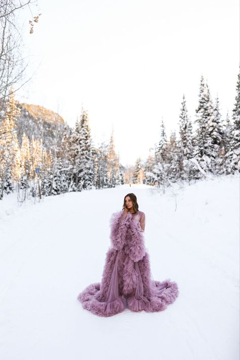 Snow Fashion Photography, Snow Maternity Photos, Blush Tulle Dress, Pregnancy Aesthetic, Maternity Photo Dress, Winter Maternity Pictures, Maternity Photography Winter, Winter Photo Shoot, Couple Photography Winter