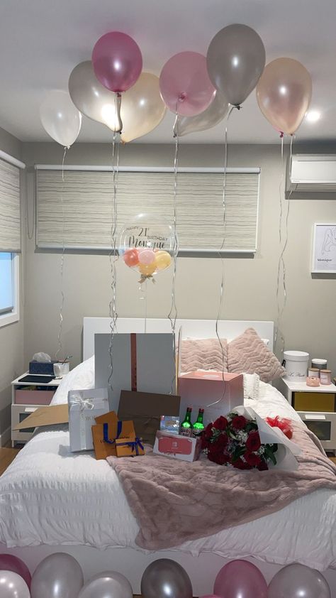 bedroom decor for birthday surprise Presents On Bed Birthday, Birthday Decoration Bedroom Surprise, Surprise Present Ideas, Simple Bedroom Decoration For Birthday, 21st Bedroom Surprise, Simple Bedroom Birthday Decor, Birthday Morning Surprise Aesthetic, Dorm Room Birthday Surprise, Birthday Present Set Up