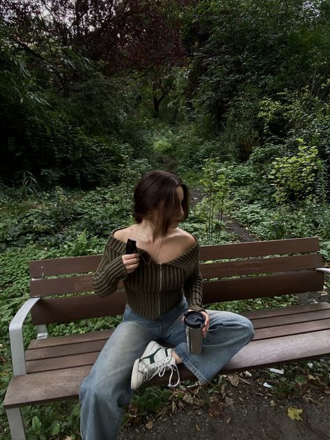 Autumn Ig Photos, Sitting Down Pictures, Park Instagram Pictures, Poses For Pictures Instagram Sitting, Park Poses Picture Ideas, Poses In Park, Sitting Pose Ideas, Park Photo Ideas, Sunset Photoshoot Ideas