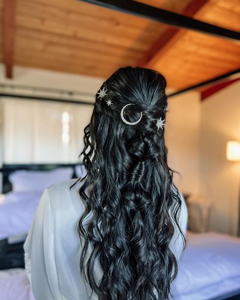 Dark Romantic Wedding, Gothic Wedding Theme, Goth Bride, Witch Wedding, Dark Wedding Theme, Bridal Hairstylist, Black Wedding Hairstyles, Wedding Hair Half, Gothic Hairstyles