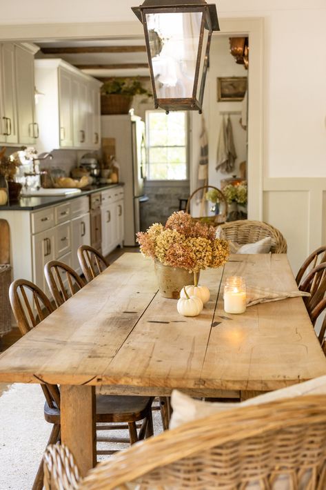 Fall table Cozy Kitchen Nook Ideas, Rustic Farmhouse Dining Room Decor, French Kitchen Ideas, Cottage Kitchen Table, 1920 Farmhouse, Cozy Country Home, Simple Homemaking, Cottage Dining Table, Country Table Decor