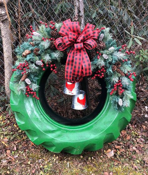 Natal Country, Christmas Garden Decorations, Outside Christmas Decorations, Tractor Tire, Operation Christmas, Christmas Yard Decorations, Easy Christmas Decorations, Corn Maze, Christmas Decorations Diy Outdoor