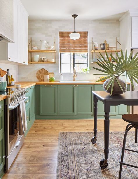 Top Kitchen Colors, Popular Kitchen Colors, Kitchen Color Trends, Kitchen Ikea, Green Kitchen Cabinets, Popular Kitchens, Classic Kitchen, Green Cabinets, Interior Modern