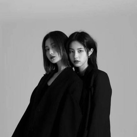 Duo Kpop Photoshoot, 2 Model Poses Together, Couples Candid Photography, Twins Posing, Sisters Photoshoot Poses, Friendship Photography, Gymnastics Poses, Beautiful Photoshoot Ideas, Sisters Photoshoot