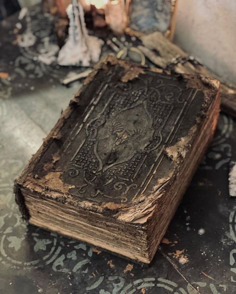 Old Book Aesthetic Dark, Dark Spellbook Fantasy Art, Creepy Book Aesthetic, Spell Books Aesthetic, Old Book Ideas, Medieval Books Aesthetic, Old Leather Journal, Magic Books Aesthetic, Spell Book Concept Art