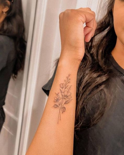 Flower Bouquet Tattoo, Tato Minimal, Flower Wrist Tattoos, Bouquet Tattoo, Petite Tattoos, Forearm Tattoo Women, Classy Tattoos, Discreet Tattoos, Dainty Tattoos