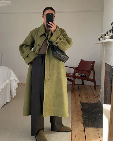 Olive Outfit Aesthetic, Brown With Green Outfits, Moss Green Outfit Color Combos, Olive Bag Outfit, Olive Green And Brown Outfit, Soft Green Outfit, Green Olive Outfit, Green Handbag Outfit, Olive Green Outfit