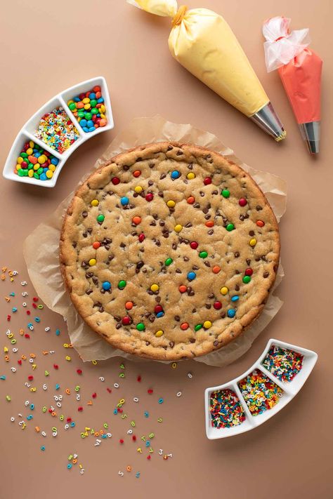 M&M Cookie Cake - Peas and Crayons M&m Cookie Cake, M&m Cookie Cake Recipe, Giant Cookie Cake Recipe, Mnm Cake, Mnm Cookies, Giant Cookie Cake, Ultimate Chocolate Chip Cookies, M&m Cake, Ultimate Chocolate Chip Cookie