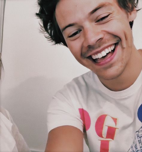 Harry Styles Smiling, Harry Styles Selfie, Harry Styles Smile, Smile Cute, Harry Styles Cute, Celebrity Look Alike, Harry Styles Wallpaper, Celebrity Style Red Carpet, Harry Styles Pictures