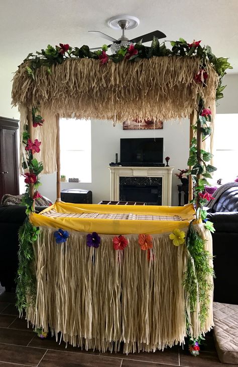 Hawaiian New Years Eve Party, Hut Decoration Ideas, Diy Tiki Hut For Party, Hawaiian Table Decor, Hawaiian Party Decorations For Adults, Tiki Hut Ideas, Luau Party Ideas Decorations, Hawaiian Table Decorations, Lua Party Ideas