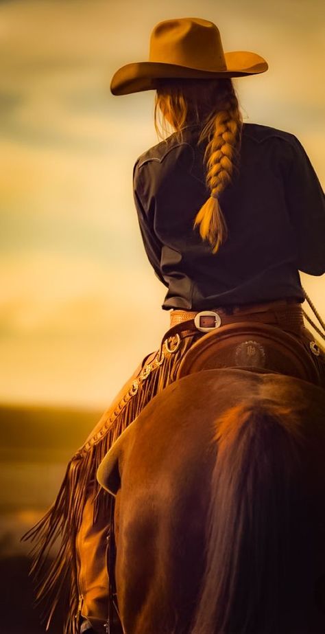 Rancho Aesthetic, Western Photoshoot Ideas, Marketing Pictures, Ranch Girl, Horse Photoshoot Ideas, Equine Photography Poses, Arte Cowboy, Cowgirl Photography, Horse Senior Pictures