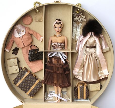 Haute Luxuries Gift Set, Haute Doll Magazine Exclusive 2004 (limited to 500) by fashiondollcollector, via Flickr Doll Magazine, Accessoires Barbie, Luxury Gift Set, Barbie Doll Set, Barbie Fashionista Dolls, Barbie Mode, Barbie Style, Barbie Fashionista, Beautiful Barbie Dolls