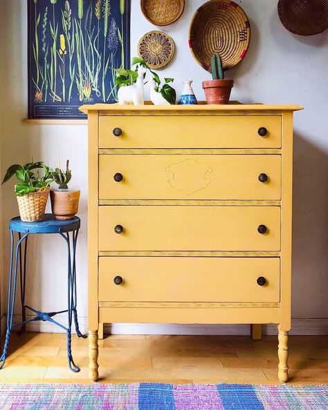 2,011 Likes, 36 Comments - Annie Sloan (@anniesloanhome) on Instagram: “Chalk Paint® in Arles by @atelier_111deco. Buttery Arles is inspired by the yellow ochre found in…” Yellow Dresser, Earthy Yellow, Chalk Paint Dresser, Yellow Cabinets, Deep Yellow, Yellow Ochre, Painted Dresser, Rustic Colors, Annie Sloan Chalk Paint