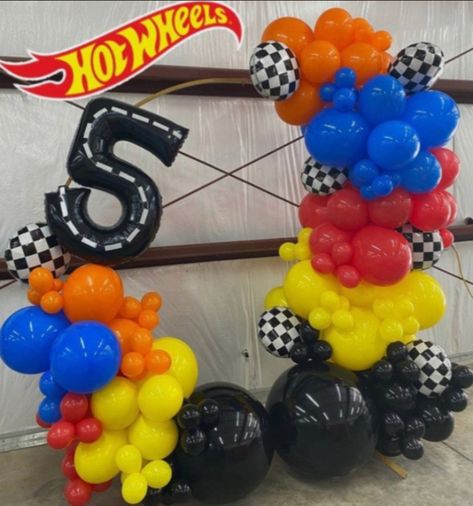 Hot Wheels Birthday Balloon Arch, Hot Wheels Decorations, Twin Birthday Themes, Hotwheels Birthday Party, 2nd Birthday Party For Boys, Festa Hot Wheels, Pool Party Themes, Hot Wheels Party, Birthday Party At Home