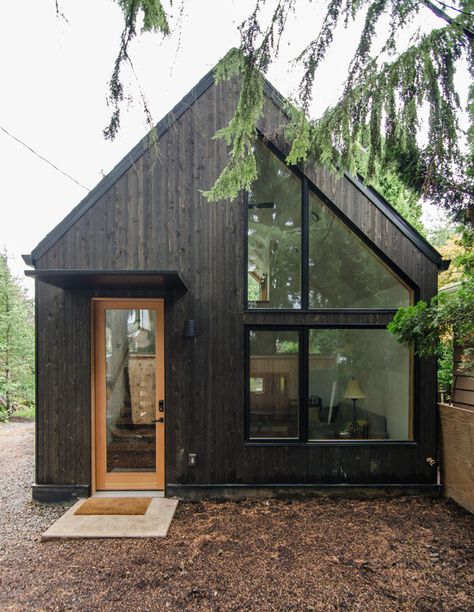 Backyard Tiny Guest House, Adu Designs, Tiny Guest House, Fasad Design, Backyard Guest Houses, Black Cabin, Black Houses, Houses Ideas, Guest Houses