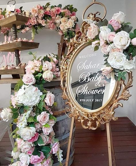 Super cute for a bridal shower Bloxburg Decor Ideas, Old House Decor, Bloxburg Decor, Party Decor Ideas, 80's Party, House Decor Ideas, Quinceanera Party, Baby Shower Princess, Floral Baby Shower