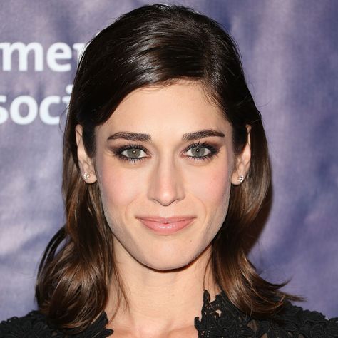 Today's Beauty Secret: Sculpt High Cheekbones Cucumber Beauty, Lizzy Caplan, Beauty Tips In Hindi, French Beauty Secrets, Celebrity Beauty Secrets, Korean Beauty Secrets, Natural Beauty Remedies, High Cheekbones, Proper Skin Care