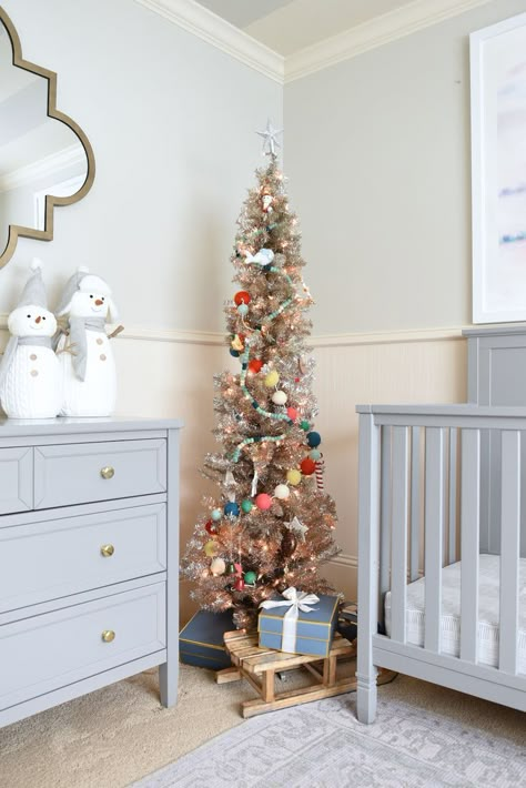 Christmas Kids Room, Rose Gold Christmas Tree, Types Of Christmas Trees, Gold Christmas Tree Decorations, Christmas Simple, Christmas Tree Lots, Flocked Christmas Trees Decorated, Christmas Trees For Kids, Rose Gold Christmas