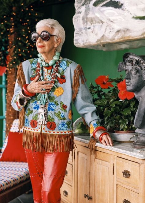 Iris Apfel, 93-year-old fashion icon, thinks you don’t really know how to shop - The Washington Post Style Icons Women, Fall Fashion Skirts, Mode Hippie, Advanced Style, Ageless Style, Family Photo Outfits, Red Pants, Fashion Icon, Washington Post