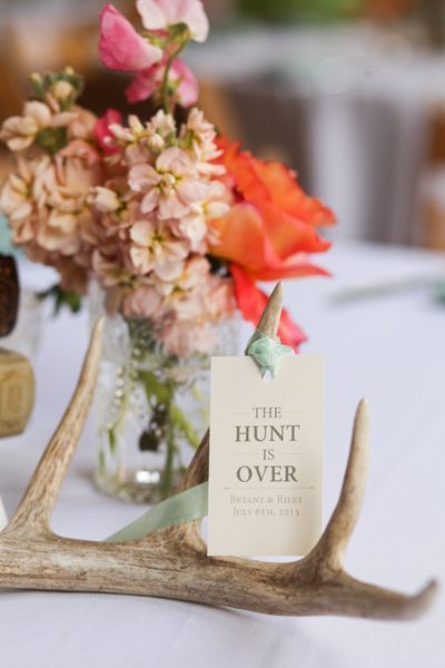 Antler Centerpiece Wedding, Hunting Wedding Theme, Southern Wedding Ideas, Deer Antler Wedding, Hunting Wedding, Themed Wedding Decorations, Antler Wedding, Unusual Weddings, Card Table Wedding