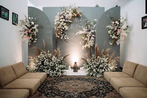 Maskipun dengan konsep lesehan kamu juga tetap perly menghias ruangan lamaranmu dengan cantik lho, agar lebih enak dilihat, sesi foto-foto… Engagement Decorations Backdrop, Decor Tunangan, Akad Decoration, Decorasi Wedding, Dekor Engagement, Engagement Backdrop Ideas, Dekor Akad, Pengajian Pernikahan, Pelamin Tunang