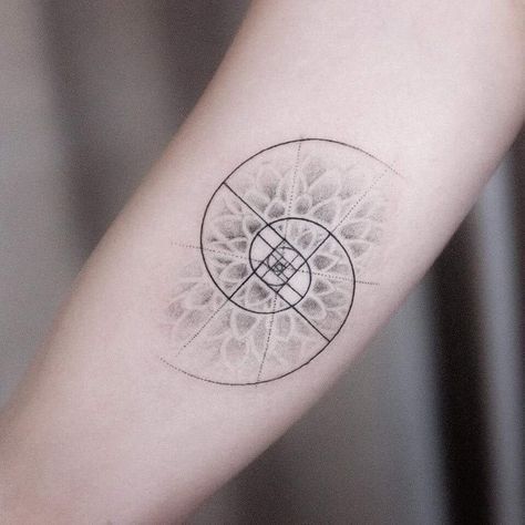 Tatouage Fibonacci, Mandala Arm Tattoo, Golden Ratio Tattoo, Acab Tattoo, Fibonacci Tattoo, Spiral Tattoos, Bauch Tattoos, Sacred Geometry Tattoo, Muster Tattoos