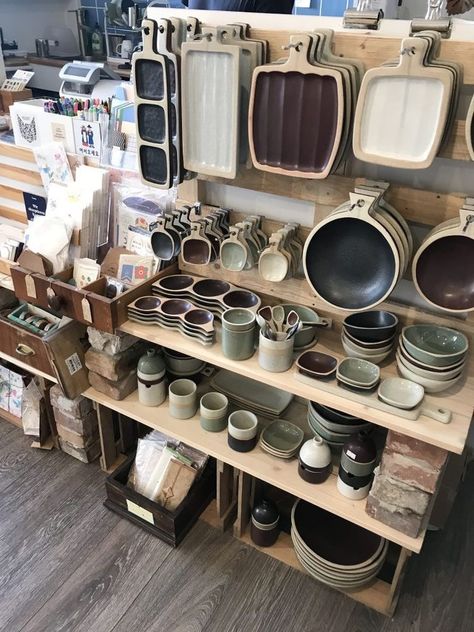 Pottery Display Ideas, Berlin Shopping, Display Visual Merchandising, Pottery Display, Casa Cook, Ceramics Pottery Art, Ceramics Ideas Pottery, Ceramic Studio, Decor Shop