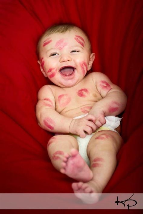 Beautiful idea - lipstick kisses all over baby for a photo. How sweet! :) Photo Bb, Foto Newborn, Baby Fotografie, Foto Baby, Foto Tips, Baby Photoshoot, Future Baby, Future Kids, Baby Fever