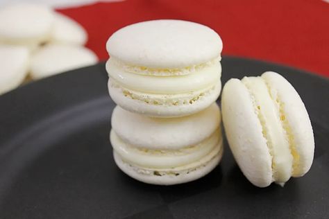 White Chocolate Cream Cheese Macarons - Windy City Baker Almond Macarons, Almond Buttercream, Almond Macaroons, Macaron Filling, Chocolate Cream Cheese Frosting, Macaron Cookies, Italian Meringue, Macaroon Recipes, Chocolate Cream Cheese