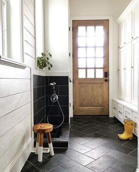 12 GENIUS MUDROOM DOG WASH STATION IDEAS FOR PET LOVERS - Hey, Djangles. Photo credit: Instagram @hawkes_landing Hall Deco, Room Tiles Design, Gorgeous White Kitchen, Veranda Design, Laundry Room Tile, Laundry Room/mud Room, Dog Washing Station, Mudroom Laundry Room, Mudroom Design