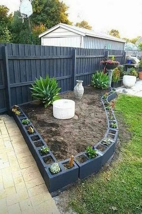 A small curved space in the yard filled with mud and outdoor vases looks extremely stylish and modest. It is low maintenance and cheap at the same time.#lowmaintenance #lowmaintenancelandscaping #lowmaintenancegarden #lowmaintenancelandscapefrontyard Cinder Block Garden, Front Garden Landscape, Desain Lanskap, Landscape Edging, Diy Gardening, Have Inspiration, Garden Yard Ideas, Garden Edging, Diy Landscaping