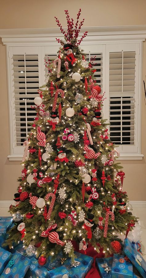 Red and white Christmas decorations 2021 White Red Green Christmas Tree, Green Red And White Christmas Tree, Red And White Christmas Decorations, White Christmas Decorations, Red And White Christmas Tree, Christmas Aesthetics, Tree Inspiration, Red And White Christmas, Red White Christmas