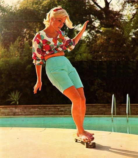 Poolside surfing 60s style Patti Mcgee, Boyfriend Look, Girl Skater, Vintage Skate, Vintage Skateboards, Skate Girl, Skateboard Girl, Moda Retro, Skateboarder