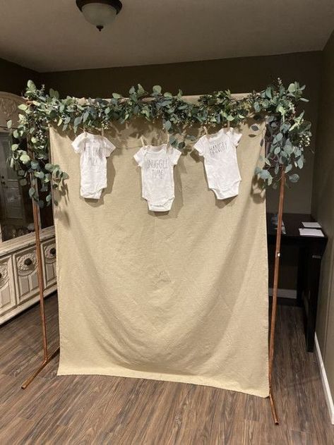 Baby Shower Clothes Line Ideas, Simple Baby Shower For Boy, Simple Woodland Baby Shower Ideas, Baby Clothes Line Decor, Onesie Clothes Line Shower Ideas, Baby Clothes Line Decoration, Baby Shower Photo Backdrop Diy, Onesie Backdrop, Baby Sprinkle Backdrop