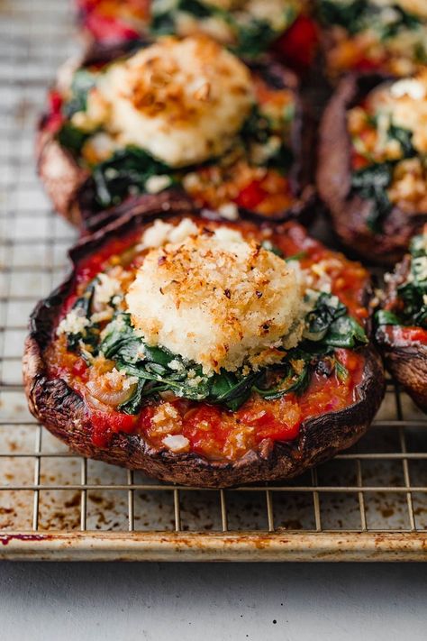 Stuffed Portobello Mushrooms 1 12 Crispy Goat Cheese, Portobello Mushroom Recipes, Stuffed Portobello Mushrooms, Stuffed Portobello, Pasta Vegetariana, Vegetarian Main Course, Stuffed Portabella Mushrooms, Portobello Mushroom, Deilig Mat