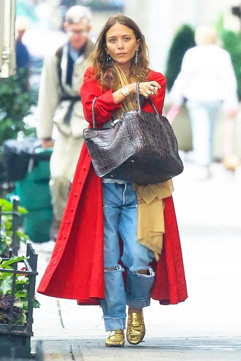 Ashley Olsen Style, Olsen Fashion, Olsen Twins Style, Twins Fashion, Mary Kate Ashley, Olsen Twins, Red Trench Coat, Mary Kate Olsen, Coat Outfit