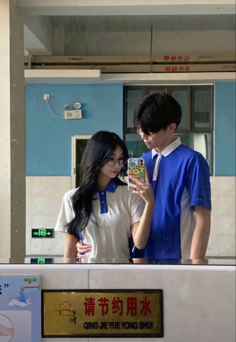 xiaohongshu cute couple chinese high school student uniform boy girl Chinese School Couple Aesthetic, Korean School Couple Aesthetic, School With Boyfriend, Couple In School Aesthetic, Couple School Photos, Student Couple Aesthetic, Korean Student Couple, School Couple Pictures, Cute High School Couples