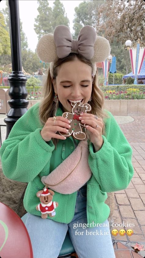 Disney Outfit December, Disneyland Christmas Photo Ideas, Disneyworld Outfit Winter, Disneyland Winter Outfit, Disney World Outfits Winter, Disney Winter Outfits, What To Wear To Disneyland, Disney Fits, Disney 2023