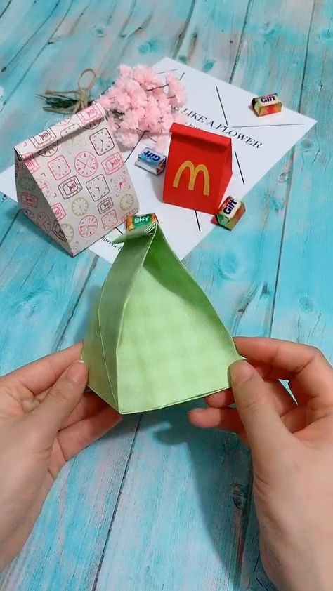 Make stunning paper flowers & garlands for all occasions. Strawberry Baskets Crafts Diy Projects, Art And Crafts Easy, Diy Craft Easy, Paper Cute Crafts, Cool Things To Do With Paper, Cool Things To Make Out Of Paper, Cute Packing Ideas, Easy Home Crafts, Diy Paper Things