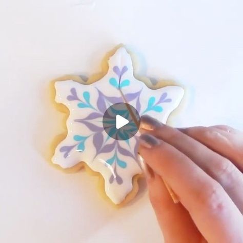 Snowflake Cookies Decorating, Snowflake Christmas Cookies, Easy Snowflake, Snowflake Sugar Cookies, Snowflake Sugar, Snowflake Cookie, Flooding Cookies, Royal Iced Cookies, Simple Snowflake