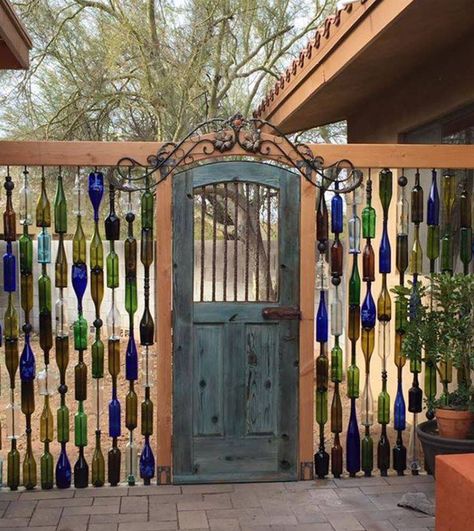 Turn Wine Bottles into an Outdoor Wall...these are the BEST Garden & DIY Yard Ideas! Privacy Fence Decorations, Bottle Trees, Pergola Design, Backyard Privacy, Diy Fence, Bottle Garden, Bottle Wall, Walled Garden, Yard Project