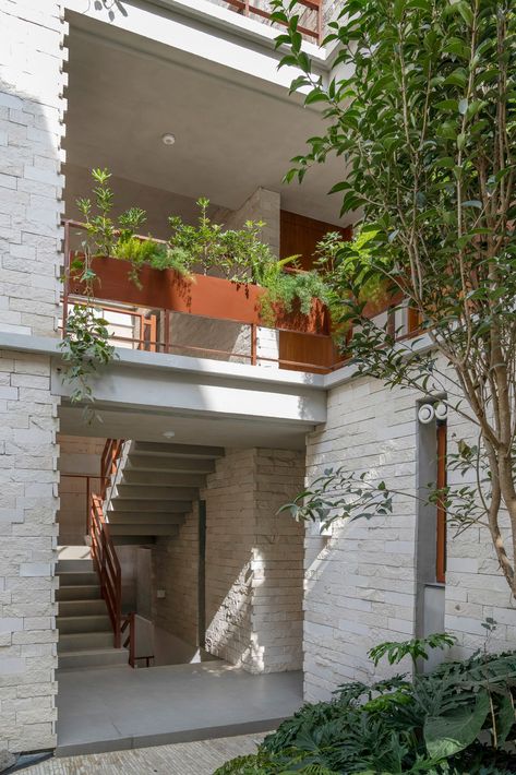 Apartment Building Lobby, Small Apartment Complex, Small Apartment Building, Building Lobby, Apartment Exterior, Contemporary Building, Small Courtyards, Art Deco Buildings, Residential Complex